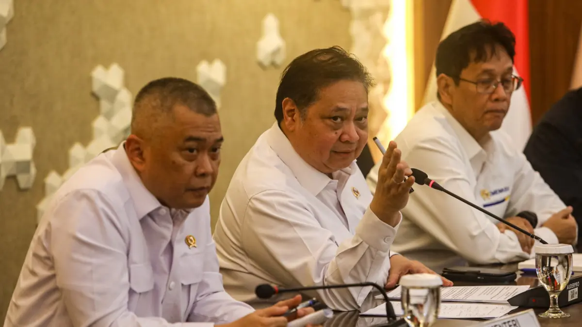 Menteri Koordinator Bidang Perekonomian Airlangga Hartarto (tengah) bersama Menteri Keuangan Purbaya Yudhi Sadewa (kanan), dan Menteri Perhubungan Dudy Purwagandhi (kiri) memberikan pemaparan pada konferensi pers di Jakarta, Senin (6/4/2026). (SALMAN TOYIBI/JPG)