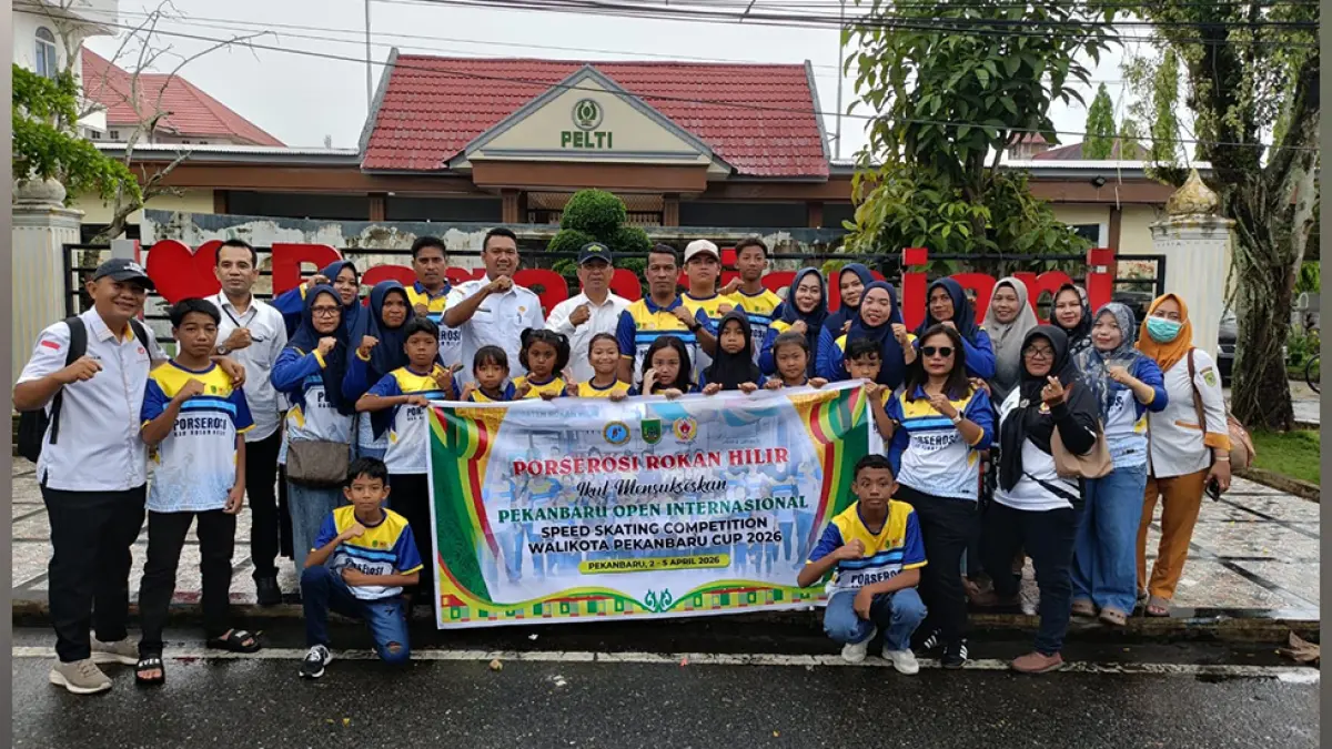 Atlet sepatu roda Rohil yang tergabung dalam Porserosi, bersama pengurus KONI Rohil saat pemberangkatan guna mengikuti ajang Kejuaraan Sepatu Roda Pekanbaru Open Internasional (Pekopi) 2026, baru-baru ini. (Zul fadli)



