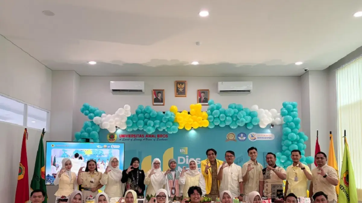 Civitas akademika Universitas Awal Bros foto bersama usai kegiatan puncak Dies Natalis ke-4 Universitas Awal Bros, Selasa (7/4/2026).(Universitas Awal Bros untuk Riau Pos)
