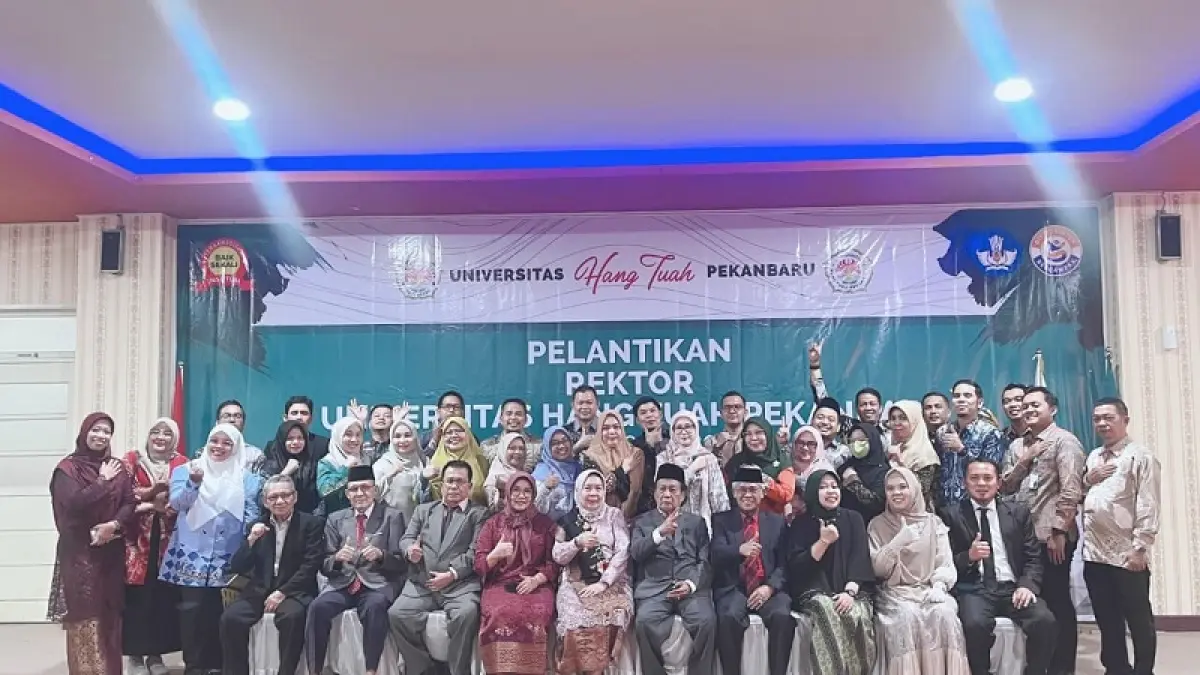 Civitas akademika Universitas Hang Tuah Pekanbaru foto bersama usai pelantikan dan serah jabatan rektor, Selasa (7/4/2026).(Humas UHTP untuk Riau Pos)
