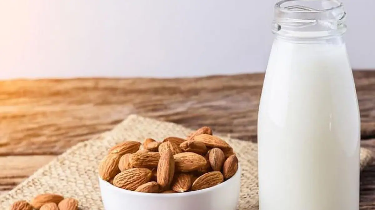 Ilustrasi susu almond, satu di antara minuman yang dapat membantu tidur nyenyak dan berkualitas. (Freepik)