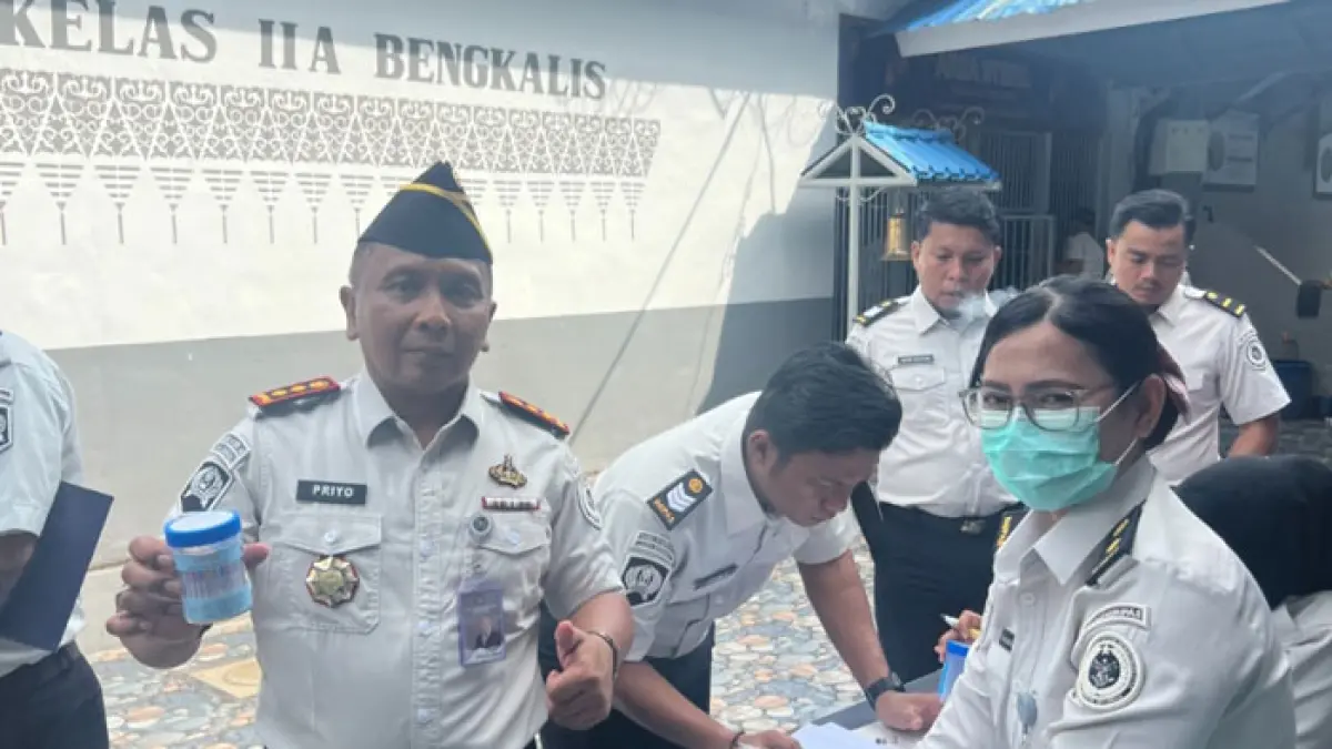 Kalapas Bengkalis Priyo Tri Laksono menyerahkan urinenya untuk dilakukan tes bebas narkoba oleh BNNK Dumai dan hasilnya negatif, Senin (6/4/2026). (Istimewa)