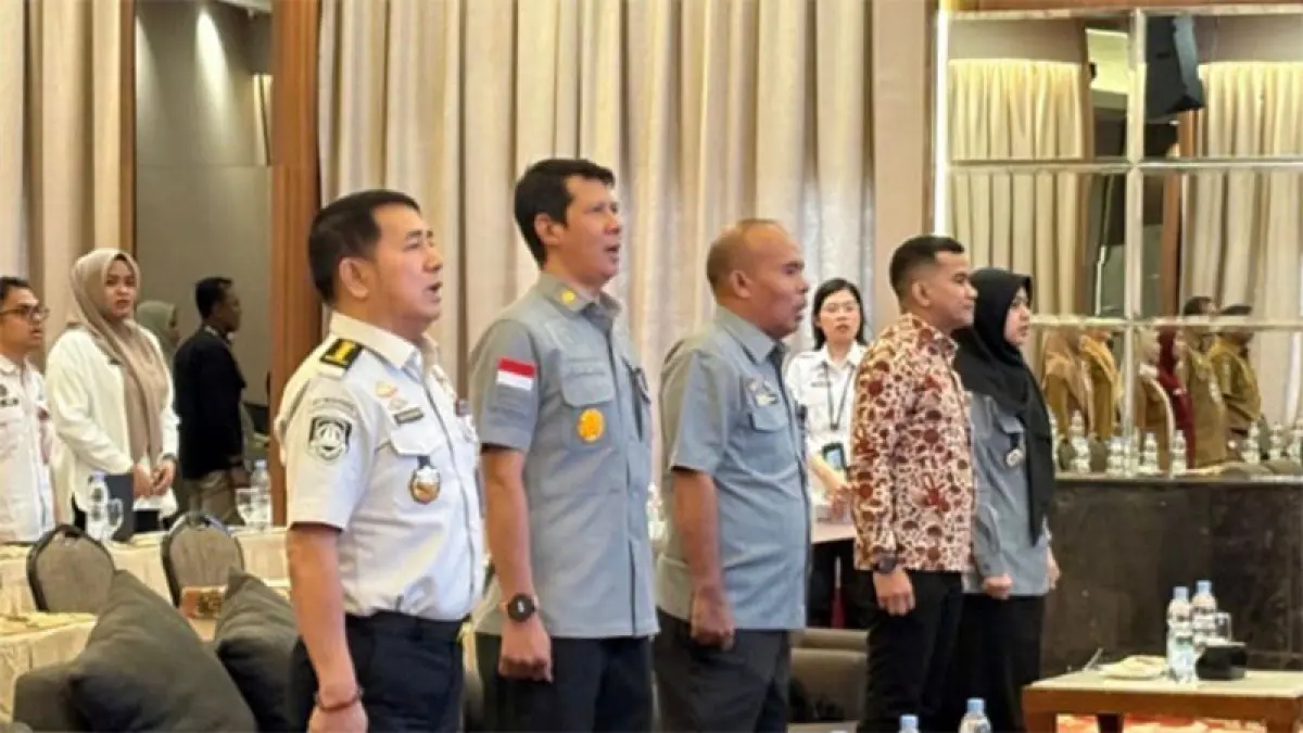 Kepala Divisi Pelayanan Hukum Kanwil Kemenkum Riau Febri Mujiono (dua kiri) menyanyikan lagu Indonesia Raya saat pembukaan sosialisasi Layanan AHU di Hotel Grand Zuri Pekanbaru, Selasa (7/4/2026). Humas Kanwil Kemenkum Riau for RiauPos.co