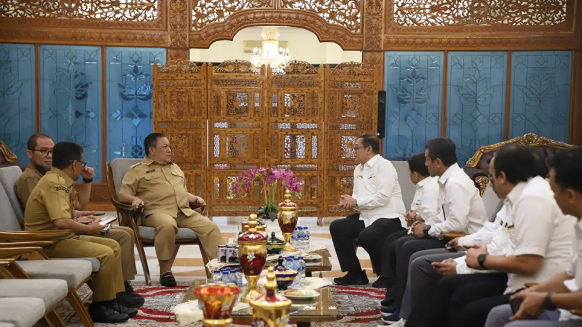 Kepala Kantor Wilayah Direktorat Jenderal Pajak Riau YFR Hermiyana saat melaksanakan audiensi dengan Plt Gubernur Riau  SF Hariyanto di Pekanbaru, Senin (6/4/2026). (kanwil djp riau untuk riau pos)
