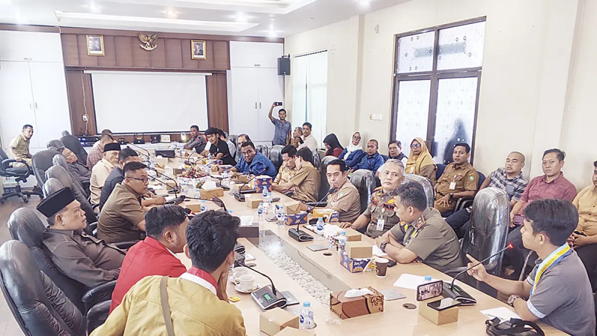 Ketua Persatuan Mahasiswa Islam Indonesia Kabupaten Bengkalis Syahrul Mizan (duduk paling kanan) saat menyampaikan pernyataan dalam Rapat Dengar Pendapat (RDP) lintas Komisi DPRD Bengkalis, Senin (6/4/2026). (abu kasim)
