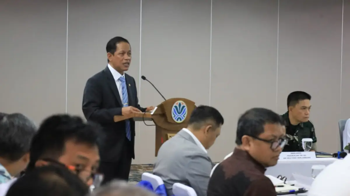 Menteri LH Hanif Faisol saat memberikan arahan dalam Rakor pengendalian Karhutla di Jakarta, Selasa (7/4/2026). (Humas Kementerian LH)