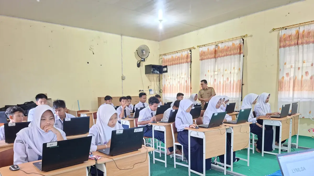 Pelajar SMPN 1 Kecamatan Logas Tanah Darat, Kabupaten Kuantan Singingi saat menjalani Tes Kemampuan Akademik, Senin (6/4/2026). Di beberapa daerah pelaksanaan TKA mengalami kendala teknis berupa jaringan eror dan listrik padam. (DESRIANDI CANDRA/RIAU POS)