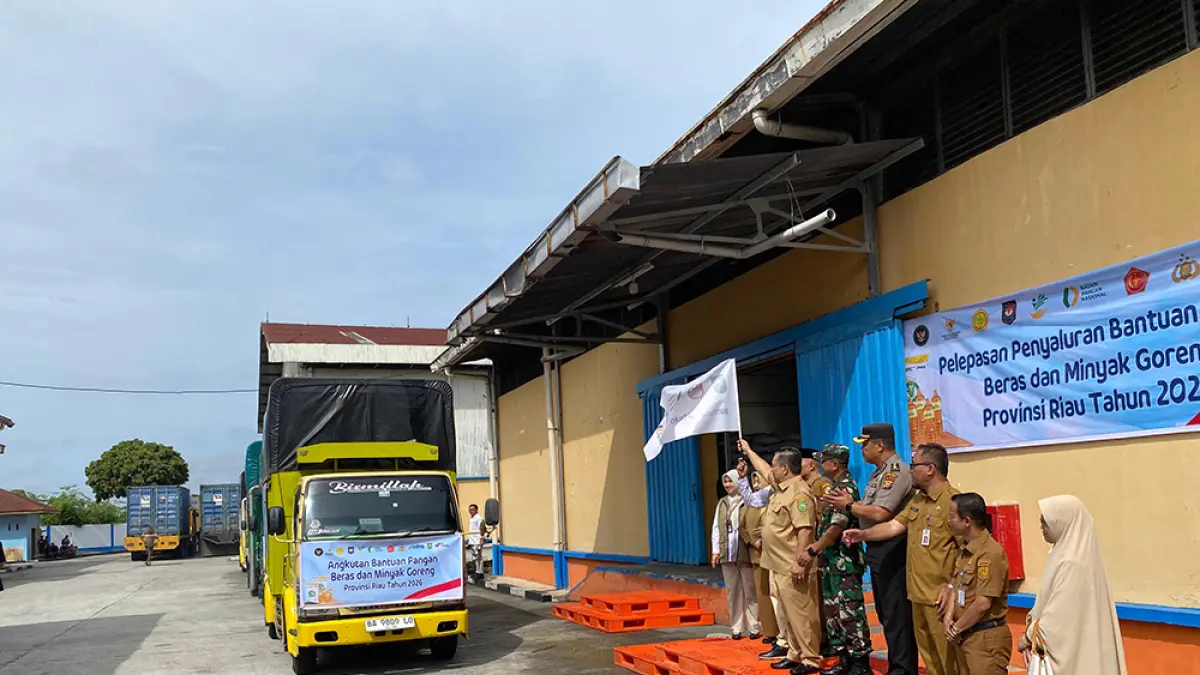Pelaksana Tugas Gubernur Riau SF Hariyanto melakukan pelepasan bantuan pangan bagi masyarakat Riau di Perum Bulog Kompleks Pergudangan Jadirejo, Jalan Jenderal Sudirman, Pekanbaru, Senin (6/4/2026). (DISKOMINFOTIK RIAU UBTUK RIAU POS)