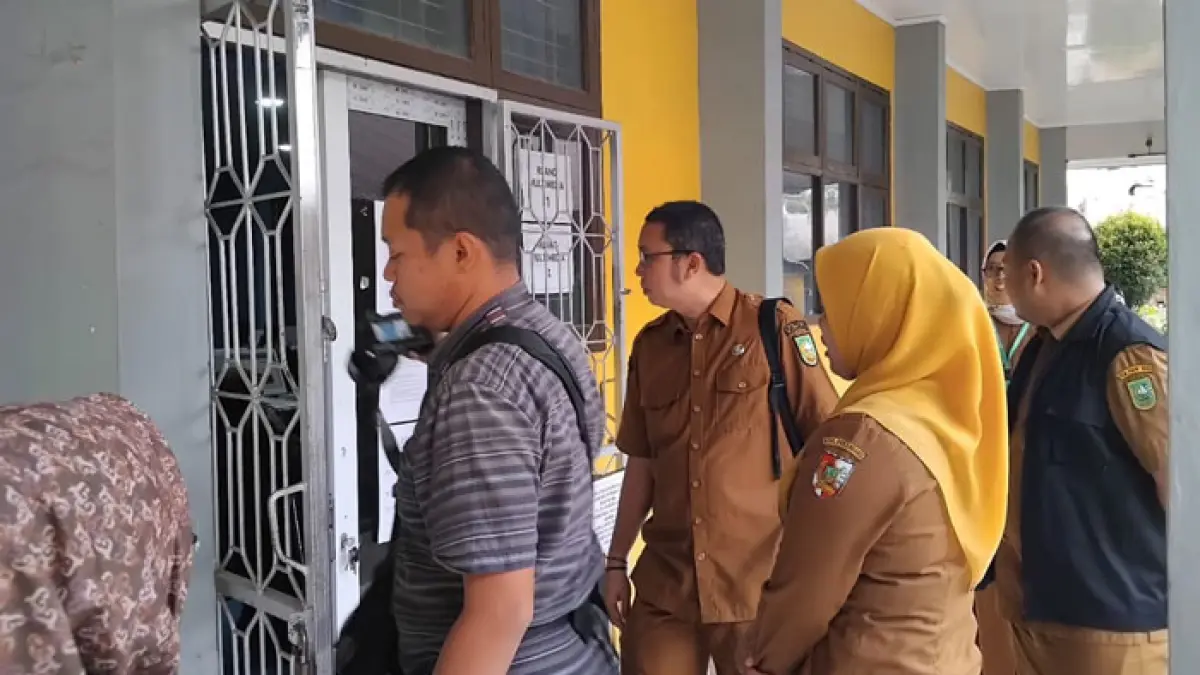 Pemantauan pelaksanaan TKA di SMPN 4 Pekambaru dipimpin Kabid Pembinaan Pendidikan SMP Disdik Pekanbaru, Desi Andarwati, SIP MSi, didampingi pihak sekolah. (Istimewa)