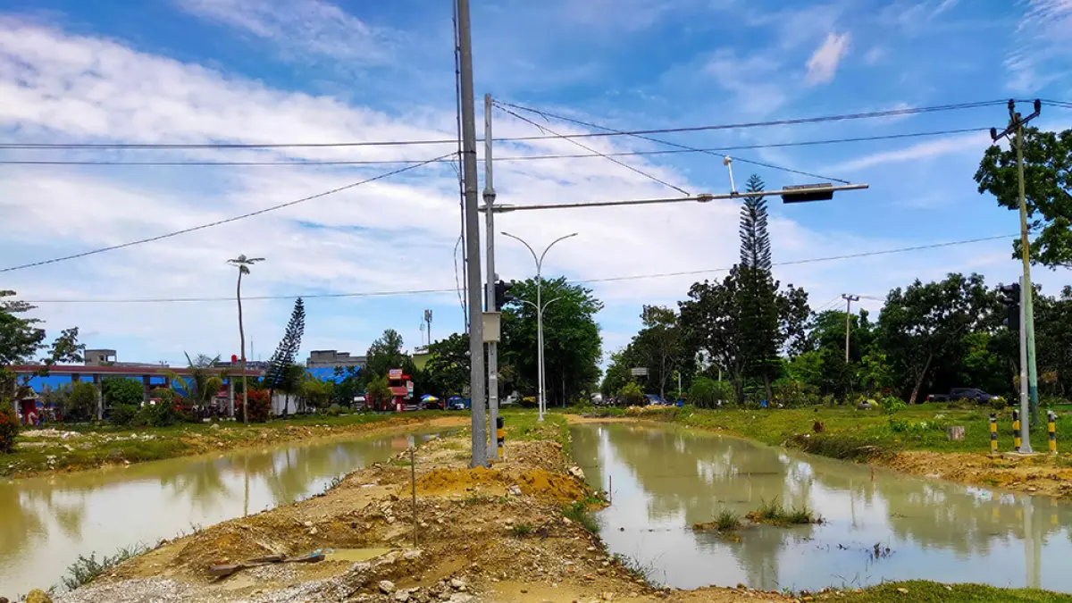 Pembukaan Jalan : Progres pembukaan persimpangan baru atau simpang sebidang di depan Purna MTQ, Jalan Arifin Achmad-Jenderal Sudirman, Pekanbaru, Senin (6/4/2026). (EVAN GUNANZAR/RIAU POS)