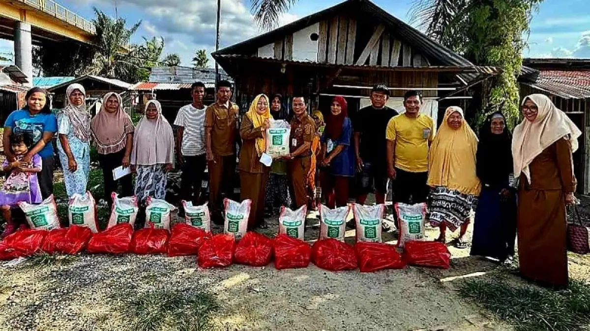 Pendistribusian sembako dipimpin Pelaksana Tugas (Plt) Kepala Dinas Ketahanan Pangan Kota Pekanbaru, Adrizal, yang turun langsung menyerahkan bantuan kepada warga.(Peko Pekanbaru)