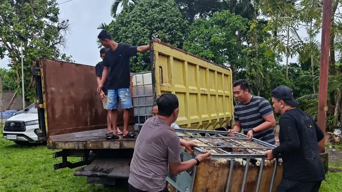 Petugas dari Subdit IV Ditreskrimsus Polda Riau saat mengamankan barang bukti solar subsidi.(POLDA RIAU)