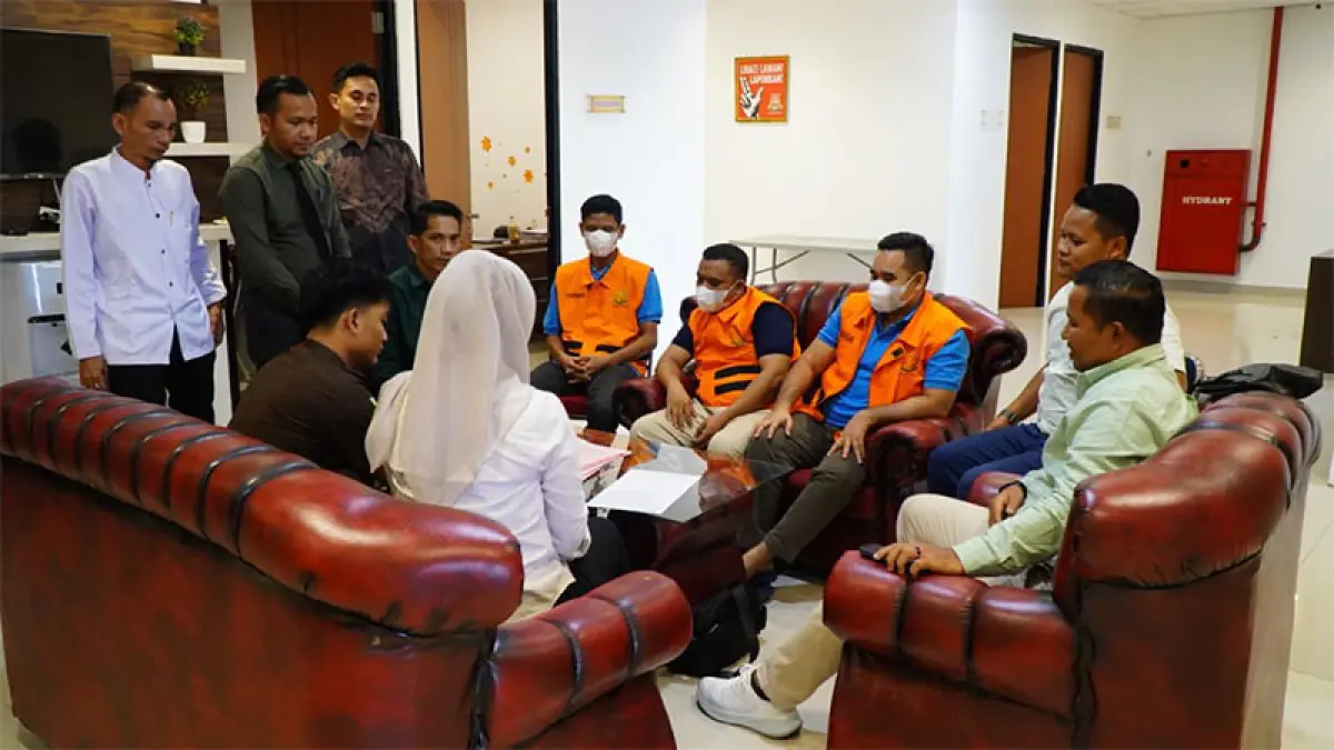 Proses tahap II tiga tersangka korupsi pengelolaan dana PI PT PHT di SPRH pada Selasa (7/4/2026). Humas Kejati Riau for RiauPos.co