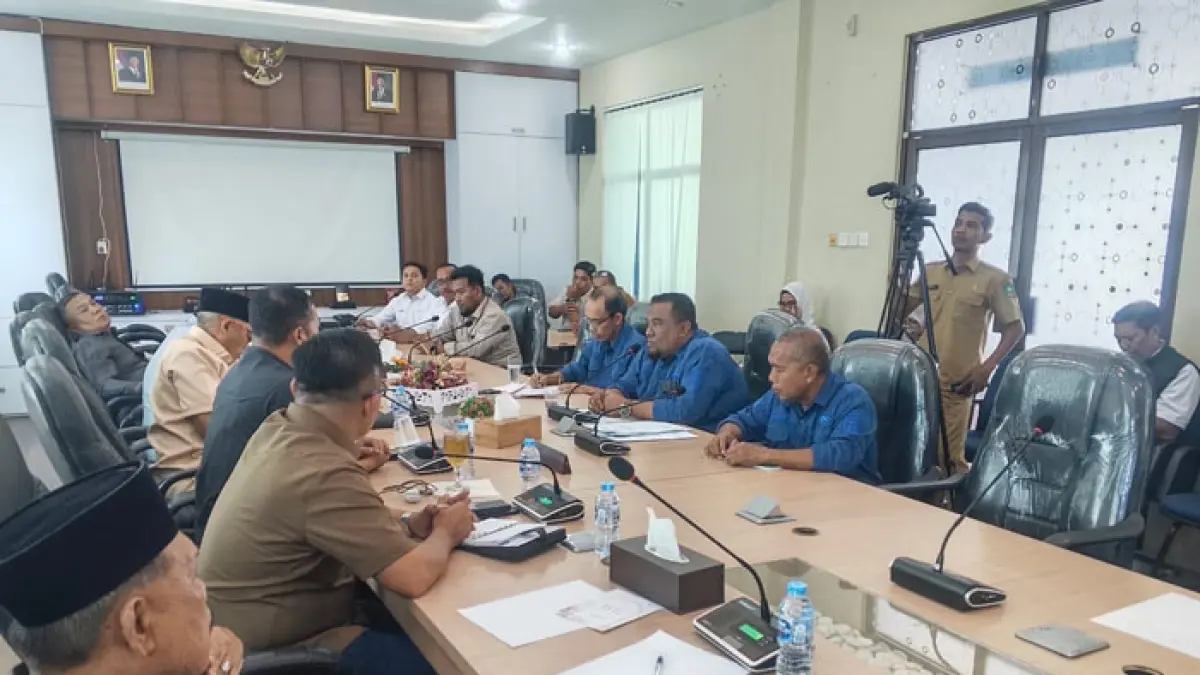 Rapat lintas komisi DPRD Bengkalis bersama manajemen Perumda Tirta Terubuk di ruang Komisi I DPRD Bengkalis, menyorot tajam dan mendesak solusi konkret atas krisis distribusi air yang belum teratasi, Senin (6/4/2026) sore. (Istimewa)