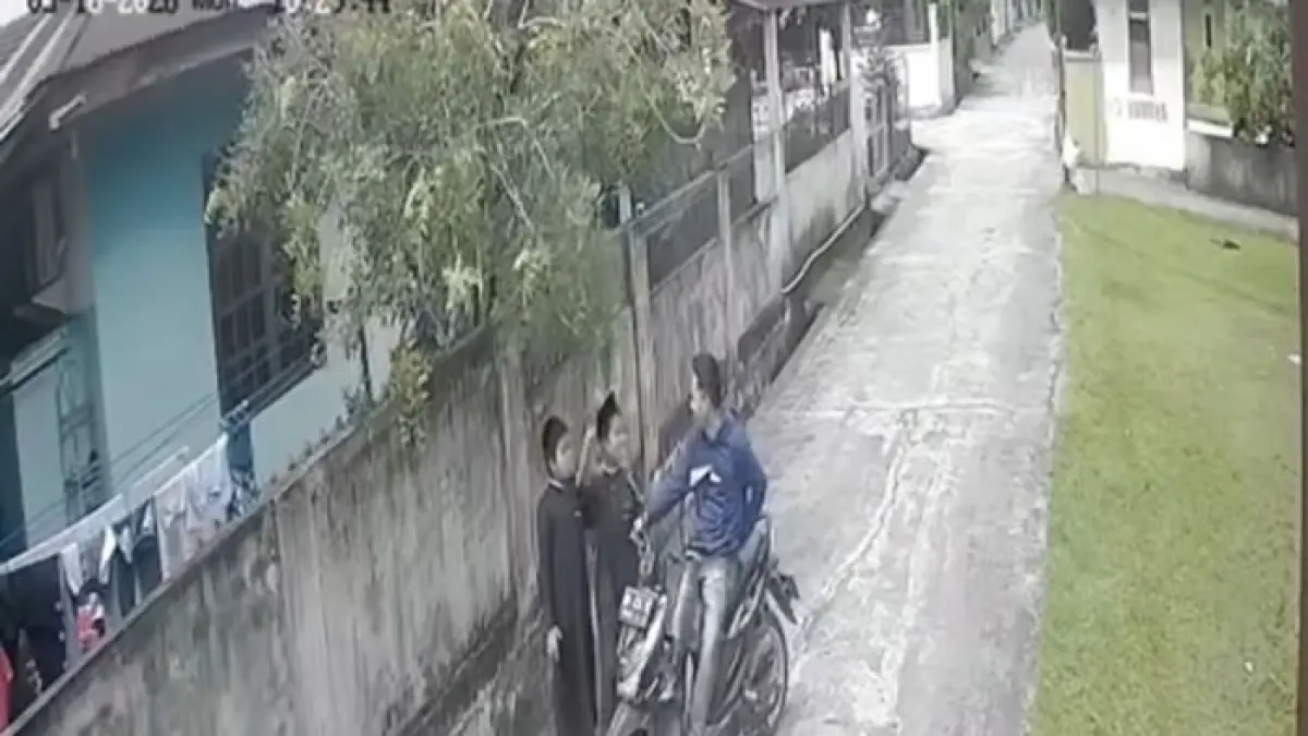 Rekaman CCTV saat pelaku merampas amplop santunan anak yatim di Jalan Pandu, Kelurahan Simpang Tiga, Kecamatan Bukit Raya, pada Senin (16/3/2026) lalu. (Istimewa)