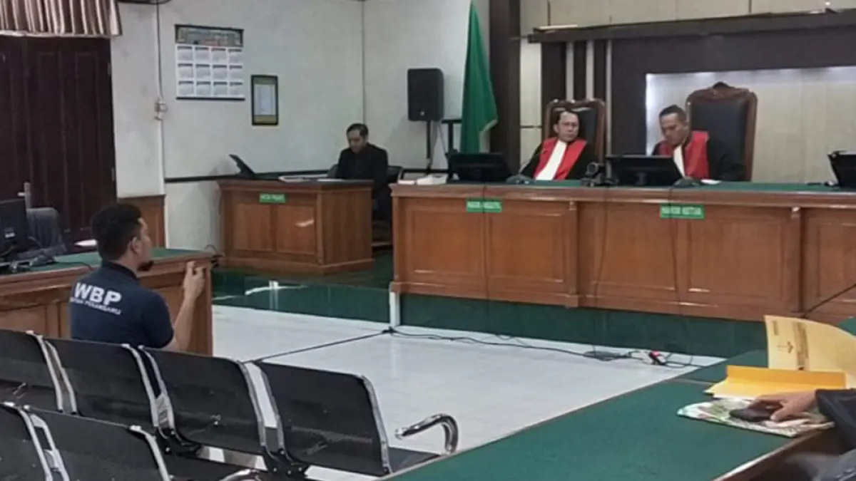 SIDANG: Ketua Majelis Hakim Tipikor Pekanbaru Jonson Parancis (depan kanan) memimpin sidang perkara perintangan penyidikan dugaan kasus korupsi, Senin (6/4/2026). (hendrawan kariman/riau pos)
