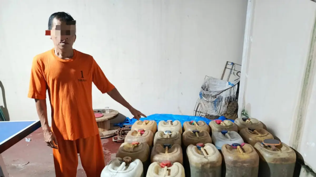 Tersangka berinisial SA bersama barang bukti belasan jeriken berisi BBM subsidi diamankan di Mapolres Inhil, Selasa (7/6/2026).(Istimewa)