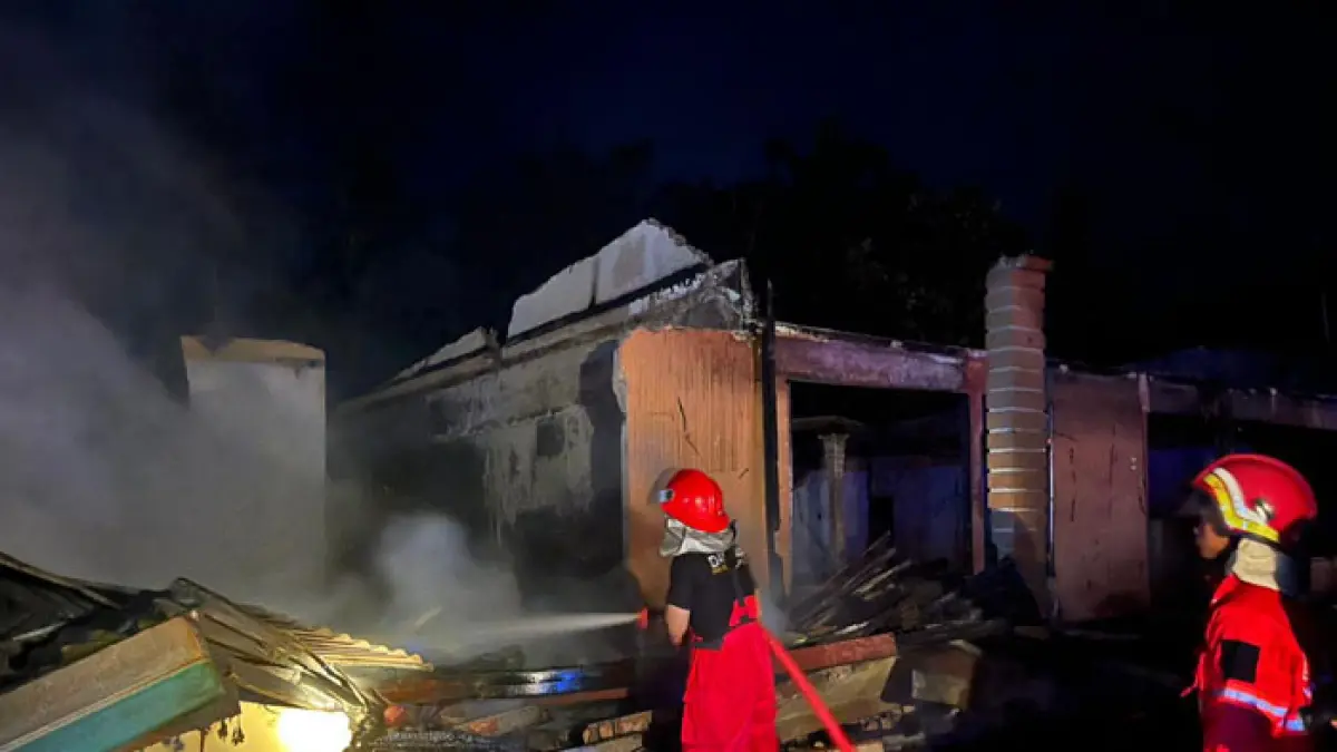 Tim Damkar dari Satpol PP-PKP Kuansing, berjibaku memadamkan api yang melalap rumah makan Liza Ocu di Desa Tanjung Pauh Kecamatan Singingi Hilir, Selasa (7/4/2026) dini hari. (Satpol PP-PKP Kuansing untuk Riaupos.co)