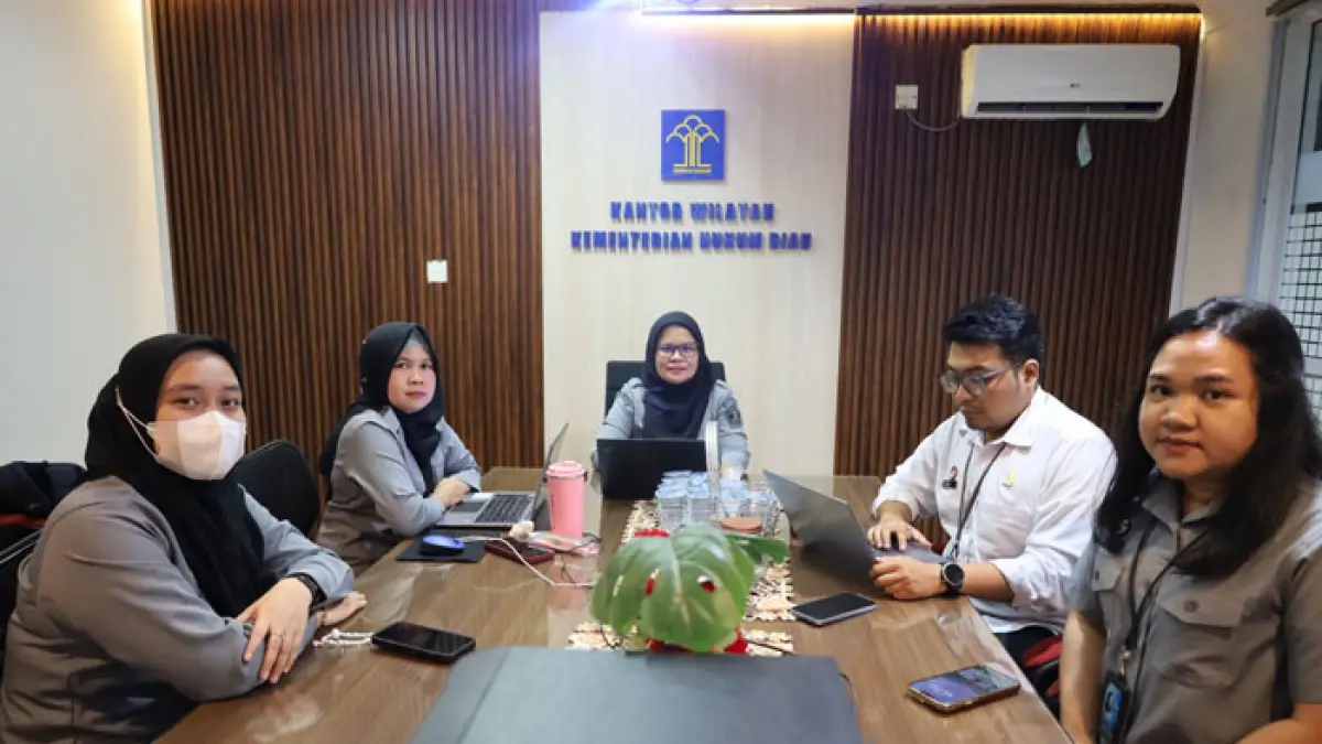 Tim Kanwil Kemenkum Riau mengikuti ToF Implementasi KUHP Nasional secara virtual dari Pekanbaru, Senin (6/4/2026). (Humas Kanwil Kemenkum Riau untuk Riaupos.co)