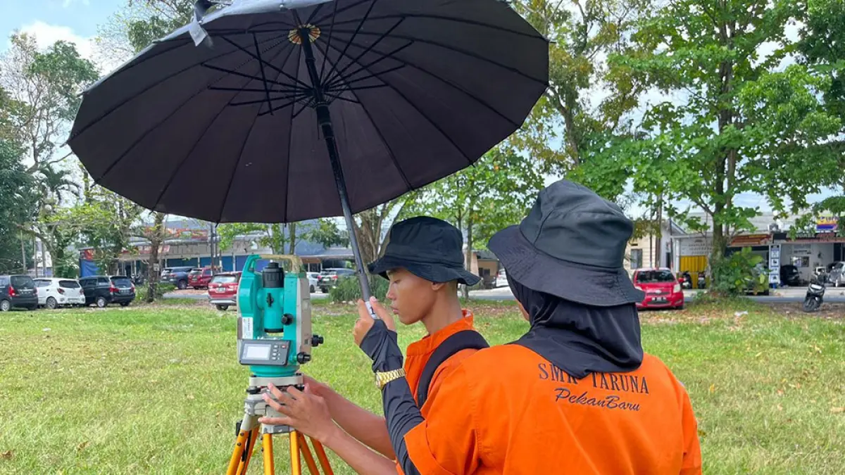 UJI KOMPETENSI: Siswa/siswi SMK Taruna Pekanbaru melaksanakan Uji Kompetensi Keahlian (UKK) teknik geospial di lapangan, pekan lalu. (SMK Taruna Pekanbaru untuk Riau Pos)
