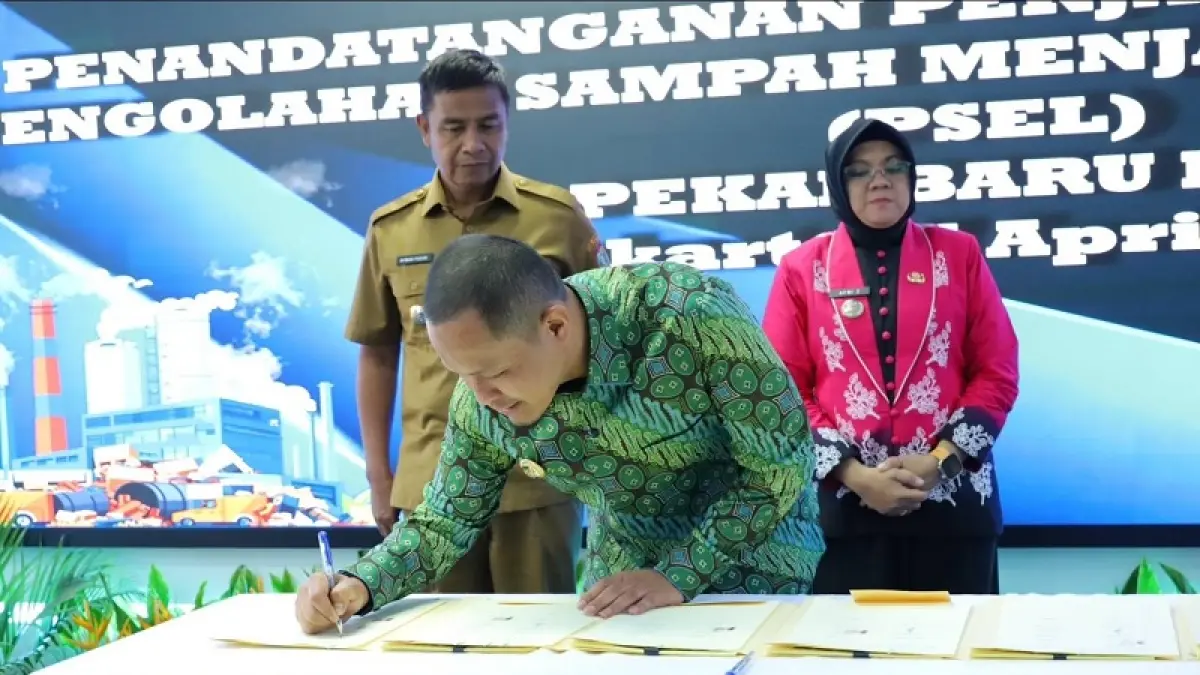 Wako Pekanbaru Agung Nugroho menandatangani MoU PSEL Pekanbaru Raya di Kementerian Lingkungan Hidup di Jakarta, Selasa (7/4/2026). (ISTIMEWA)
