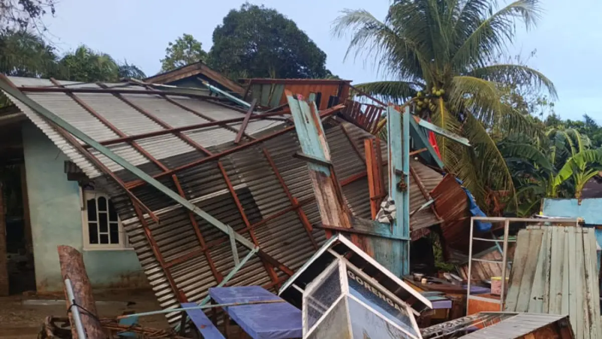 Warung sate porak poranda akibat angin puting beliung yang berada di Dusun Simpang Kare Desa Padang Mutung, Kecamatan Kampar, Kabupaten Kampar, Senin (6/4/2026) sore. (Humas Polres Kampar untuk Riaupos.co)
