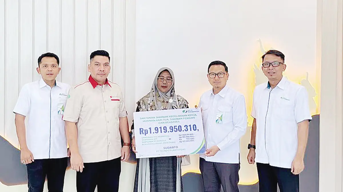 Pihak BPJS Ketenagakerjaan saat menyerahkan secara simbolis manfaat santunan Jaminan Kecelakaan Kerja Meninggal Dunia kepada ahli waris dari peserta di Kantor Wilayah BPJS Ketenagakerjaan Sumbar Riau Kepri, Senin (6/4/2026). (BPJS Ketenagakerjaan untuk riau pos)
