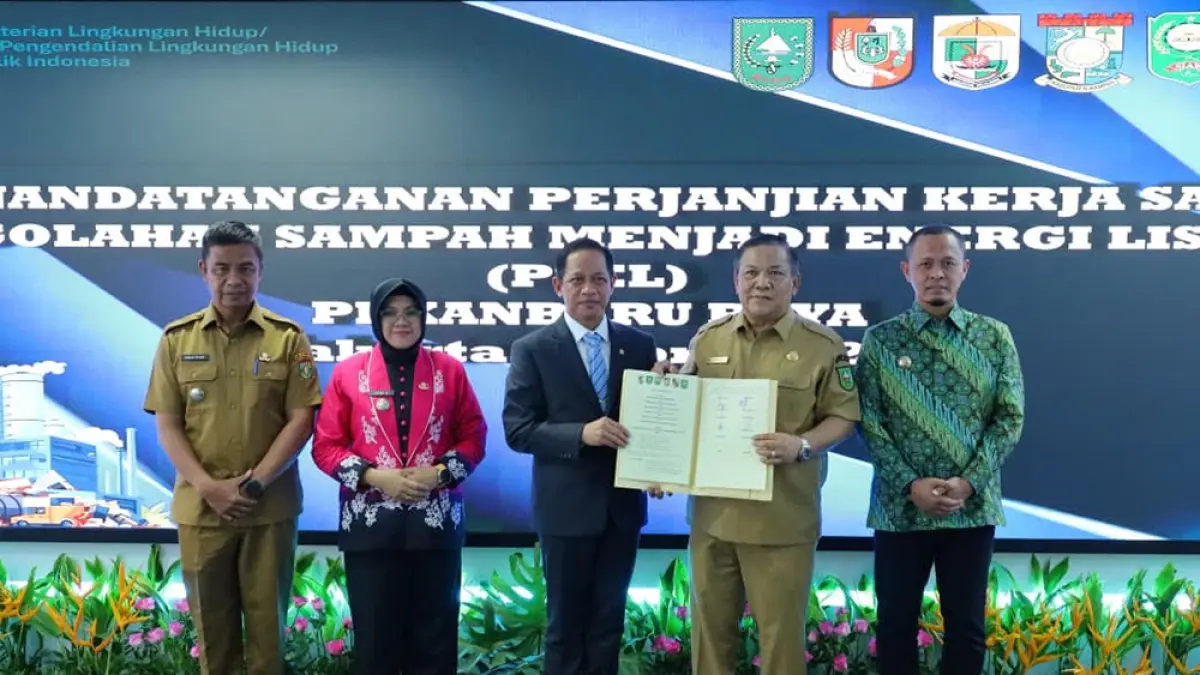 Pelaksana Tugas Gubernur Riau SF Hariyanto didampingi Wali Kota Pekanbaru Agung Nugroho, Bupati Siak Afni Z, Bupati Kampar Ahmad Yuzar foto bersama Menteri Lingkungan Hidup Hanif Faisol usai menandatangani Memorandum of Understanding di Jakarta, Selasa (7/4/2026). (Diskominfotik Riau&nbsp;untuk Riau)