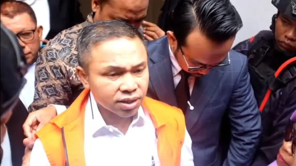 Abdul Wahid didampingi Advokat Kemal Shahab saat menanggapi jawaban nota pembelaan jaksa di Pengadilan Tipikor Pekanbaru, Rabu (8/4/2026). (Hendrawan Kariman/Riaupos.co)