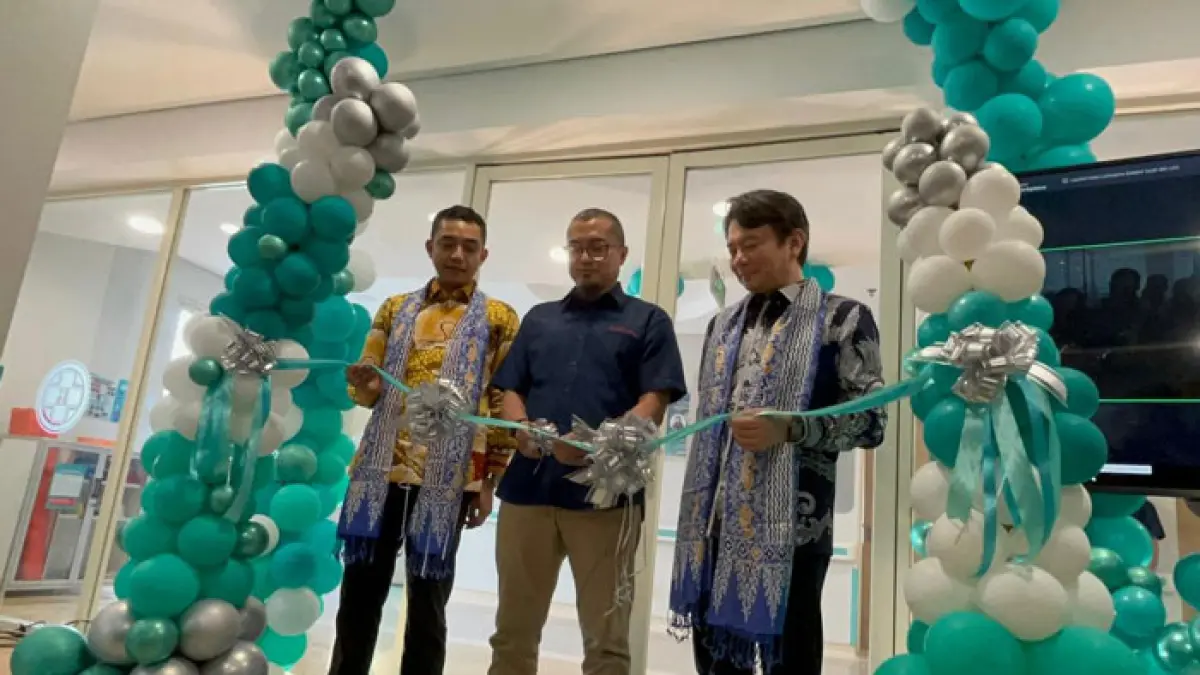 Andrew Bain, Direktur Operasional BRI Life (kanan), dr Jimmy Kurniawan, MKK, SpOK, Direktur RS Awal Bros Sudirman (tengah) memotong pita sebagai tanda diresmikannya The Private Suites di RS Awal Bros Sudirman Pekanbaru, Rabu (8/4/2026). (Istimewa)