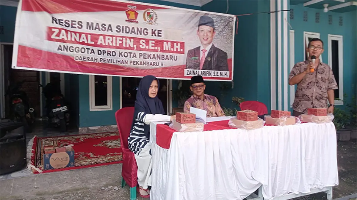 Anggota DPRD Kota Pekanbaru Zainal Arifin mendengarkan Ketua RT 2/RW 16 Sandra Dedi menyampaikan aspirasi, Rabu (8/4/2026). (WARGA UNTUK RIAUPOS.CO)