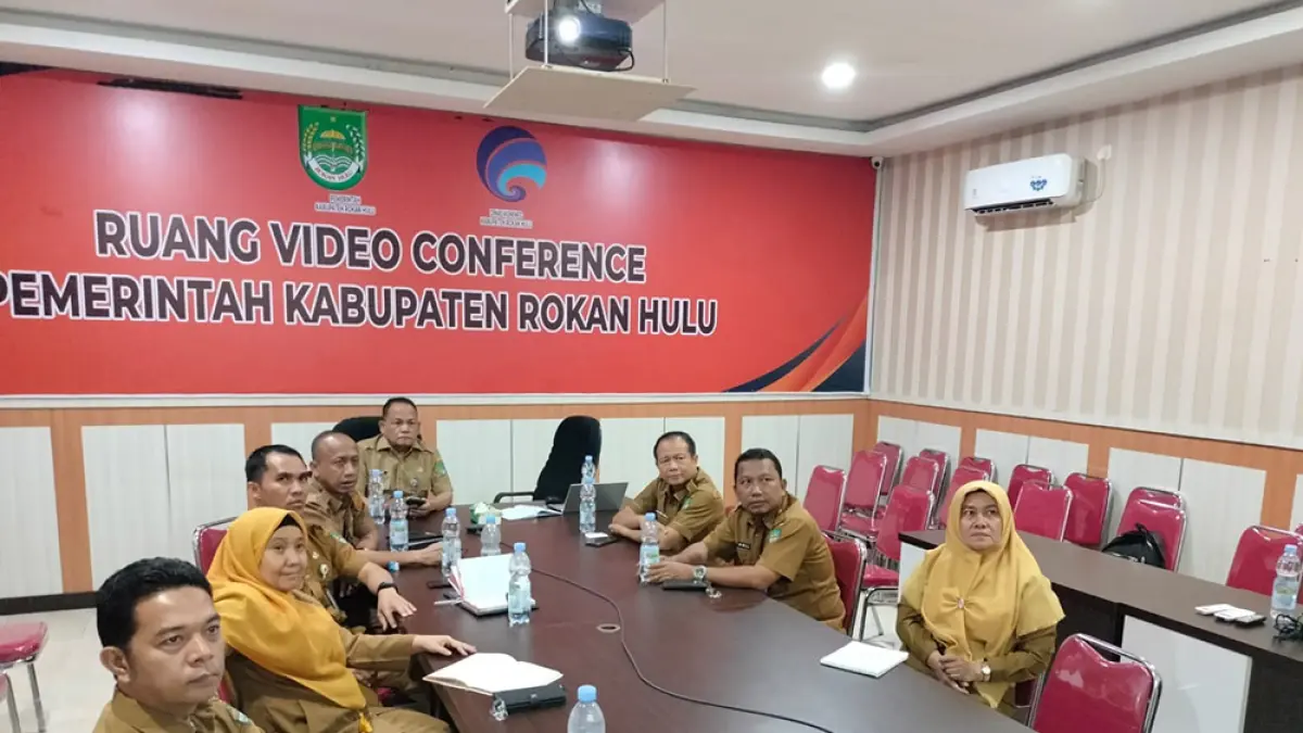 Plt Sekda Rohul Drs H Yusmar bersama sejumlah kepala OPD terkait mengikuti webinar pengalihan dana transfer ke daerah (TKD) dan kebijakan pemberian tambahan penghasilan pegawai Aparatur Sipil Negara (TPP ASN) dalam APBD Tahun Anggaran 2025 di Ruang Vidcon Diskominfo Rohul, Selasa (7/4/2026). (Dinas Kominfo Rohul untuk Riau Pos)

