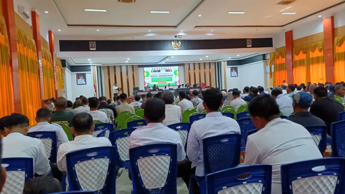 Bupati Inhu Ade Agus Hartanto didampingi Wabup Hendrizal, Ketua DPRD Inhu Sabtu Pradansyah Sinurat serta Forkopimda saat memimpin Rakor penanggulangan bencana Karhutla, Rabu (8/4/2026).(Kasmedi/Riaupos.co)