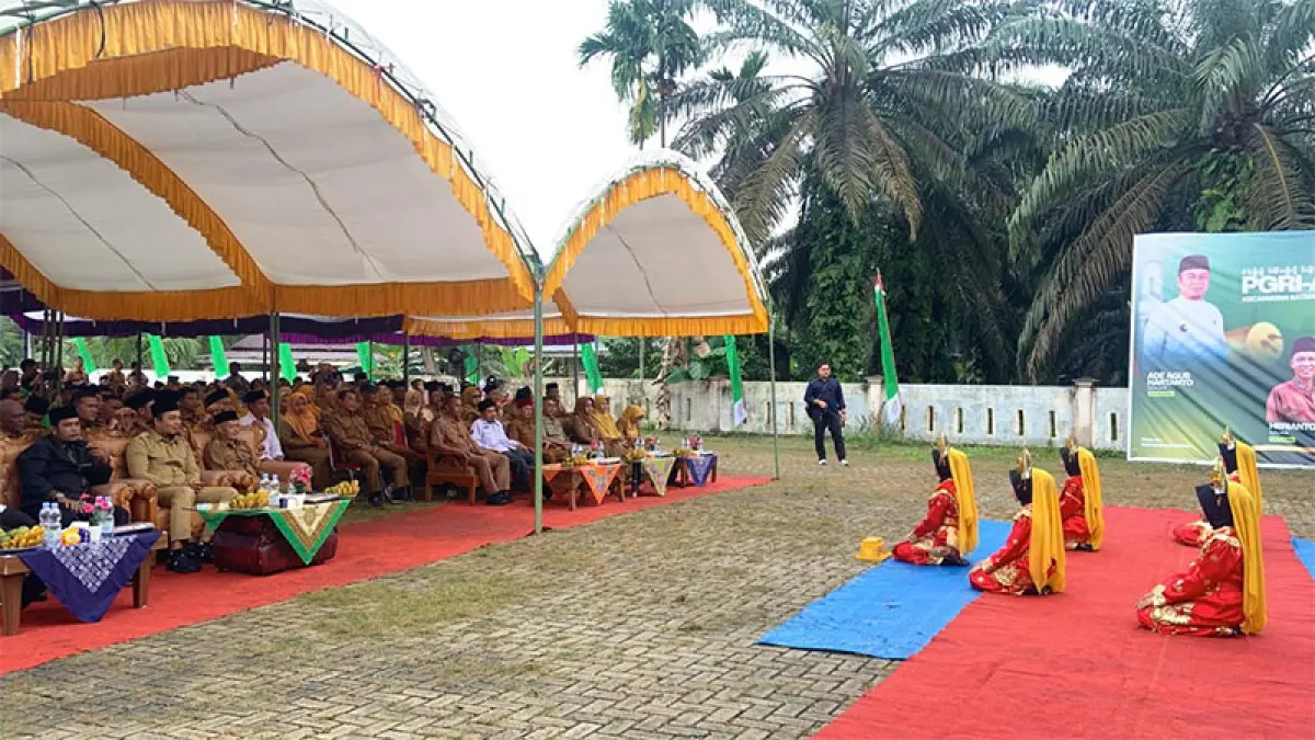 Bupati Inhu, Ade Agus Hartanto saat menghadiri acara halalbihalal bersama PGRI di halaman Kantor Camat Batang Cenaku, Selasa (7/4/2026).
Foto PGRI Batang Cenaku