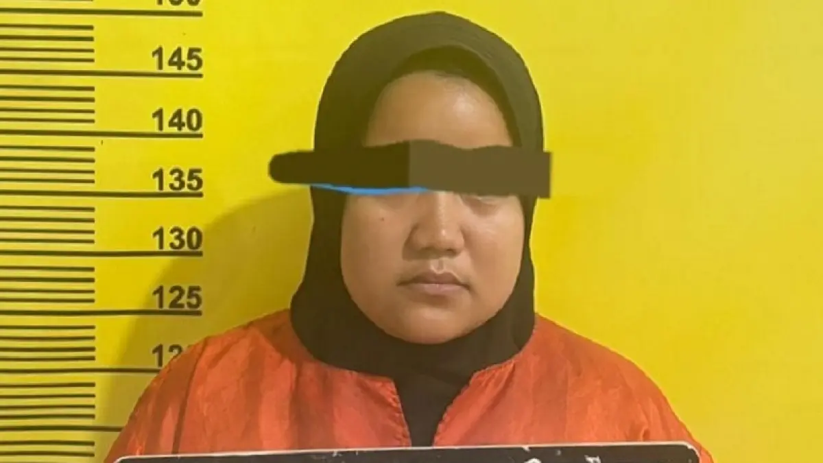 Diduga melakukan penipuan dengan modus mencarikan orang pintar alias dukun, seorang wanita di Pinggir diamankan di Polres Bengkalis, Rabu (8/4/2025).(Polres Bengkalis)