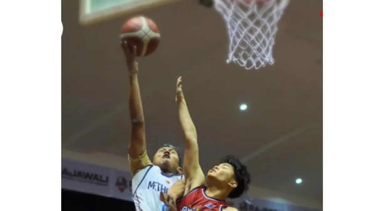 Game kelima yang mempertemukan tim putra SMA Methodist-2 Medan (jersey putih) melawan SMA Bukit Sion Jakarta (jersey merah) di GOR Tribuana Pekanbaru, Rabu (8/4/2026) malam. (Istimewa)