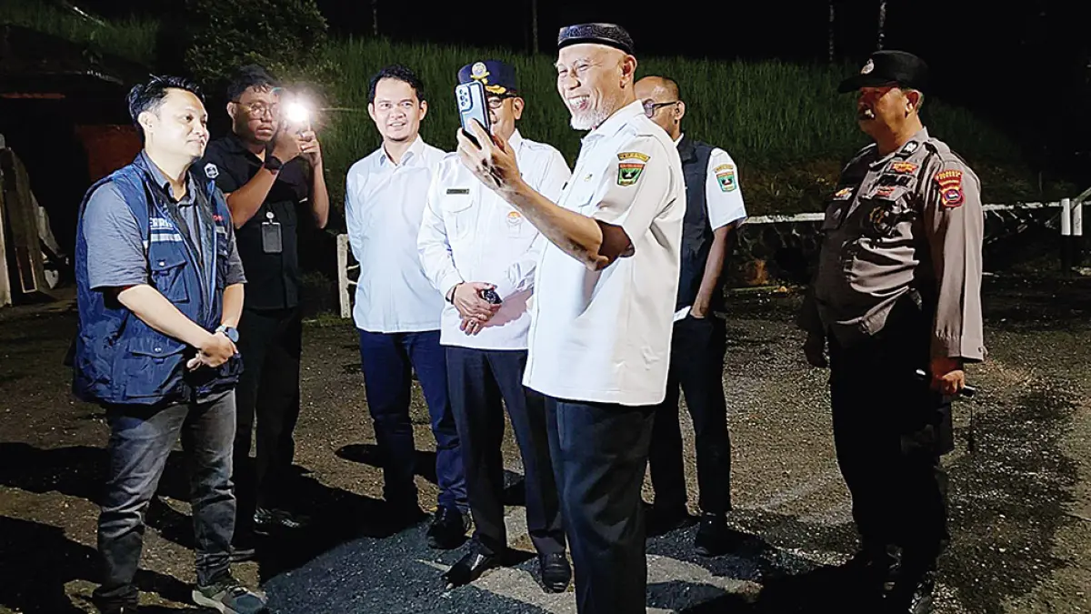 Gubernur Sumatera Barat Mahyeldi Ansharullah saat melakukan uji coba jaringan BTS Sitinjau Lauik, Selasa (7/4/2026).  (Telkomsel untuk riau pos)
