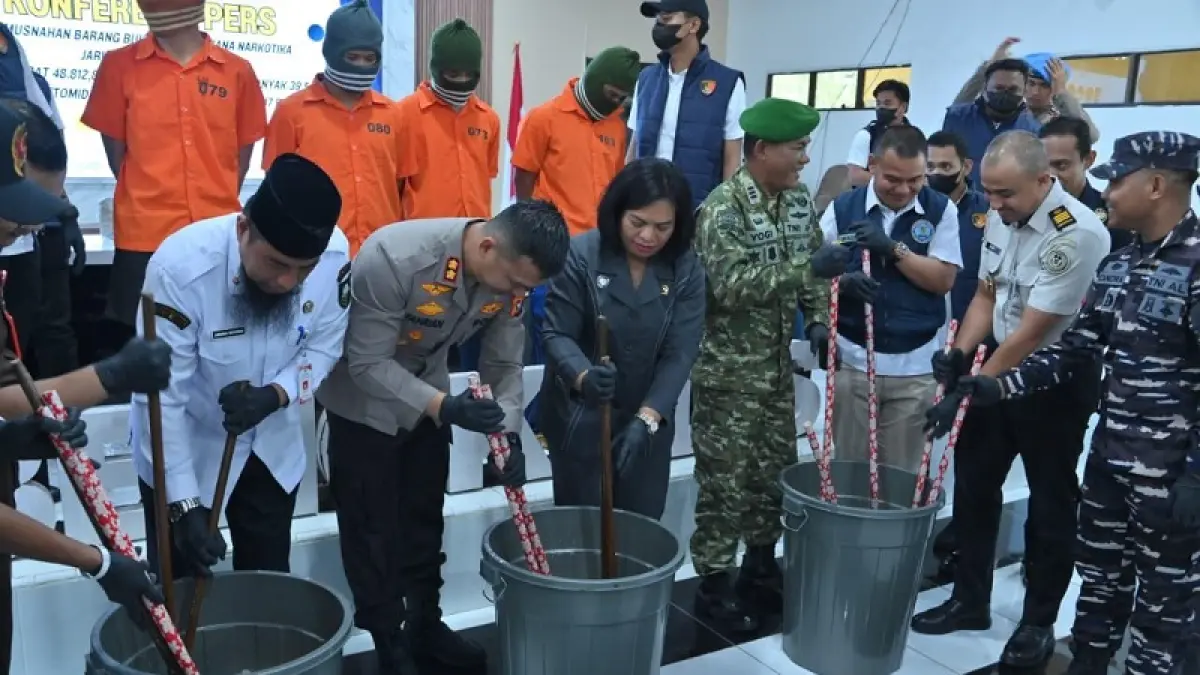 Kapolres Bengkalis AKBP Fahrian Saleh Siregar bersama Forkopimda memusnahkan barang bukti narkotika di Aula Kantor Polres Bengkalis, Rabu (8/4/2026).(Polres Bengkalis)