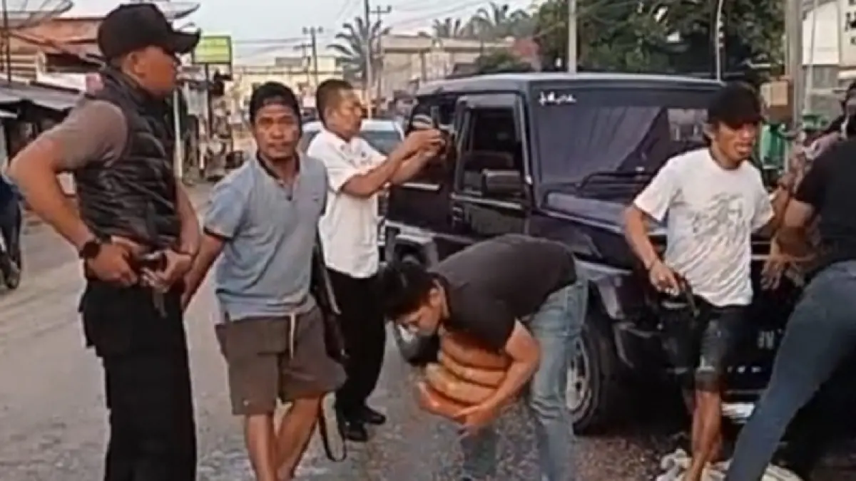 Kapolsek Benai IPDA M Ali Sodiq, Rabu (8/4/2026) pagi membekuk kurir ganja kering di Pasar Benai Kabupaten Kuansing.
(Istimewa)