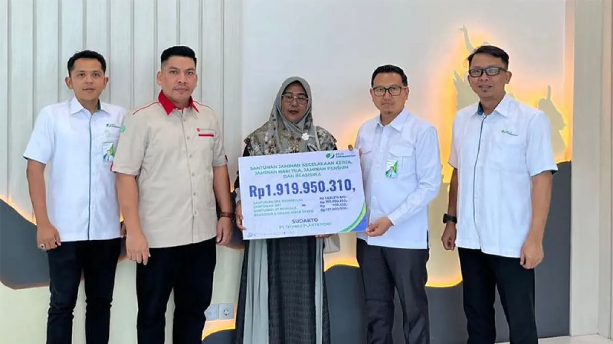 Kepala Kantor Wilayah BPJS Ketenagakerjaan Sumbarriau Kepri, Henky Rhosidien dan staf foto bersama ahli waris dan pihak PT TH Indo Plantations, Senin (6/4/2026). (ISTIMEWA)
