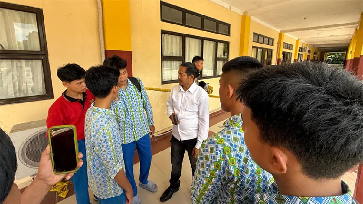Pelajar SMP Sains Tahfizh Islamic Centre bercerita dengan temannya pasca tewasnya seorang pelajar akibat ledakan, Rabu (8/4/2026). (ISTIMEWA)
