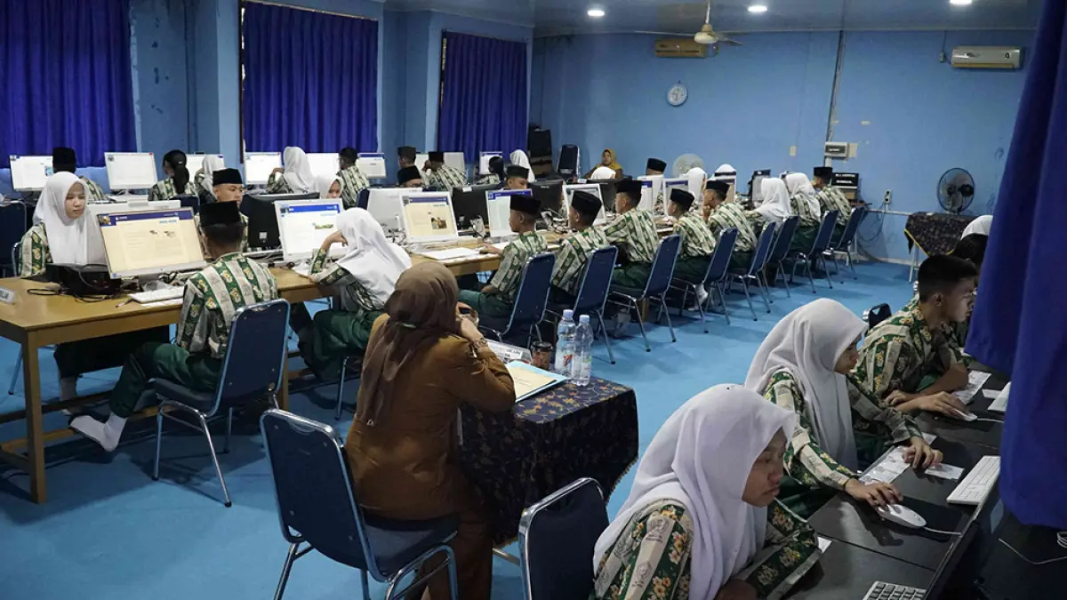 Pelaksanaan Tes Kemampuan Akademik di SMPN 4 Pekanbaru berjalan lancar, Selasa (7/4/2026). (EVAN GUNANZAR/RIAUPOS)