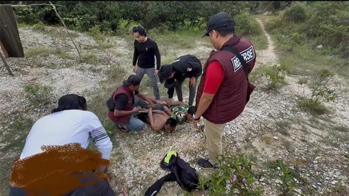 Personel Polsek Singingi Hilir mengamankan dua pelaku PETI di Desa Petai Kecamatan Singingi Hilir, Selasa (7/4/2026) sore. Foto Polsek Singingi Hilir
