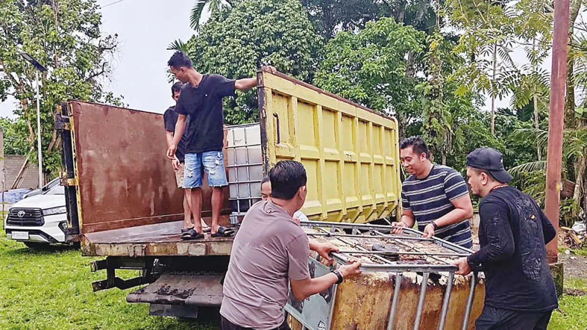 Petugas dari Subdit IV Ditreskrimsus Polda Riau saat mengamankan barang bukti solar subsidi di Kabupaten Kuantan Singingi, Ahad (5/4/2026). (POLDA RIAU)
