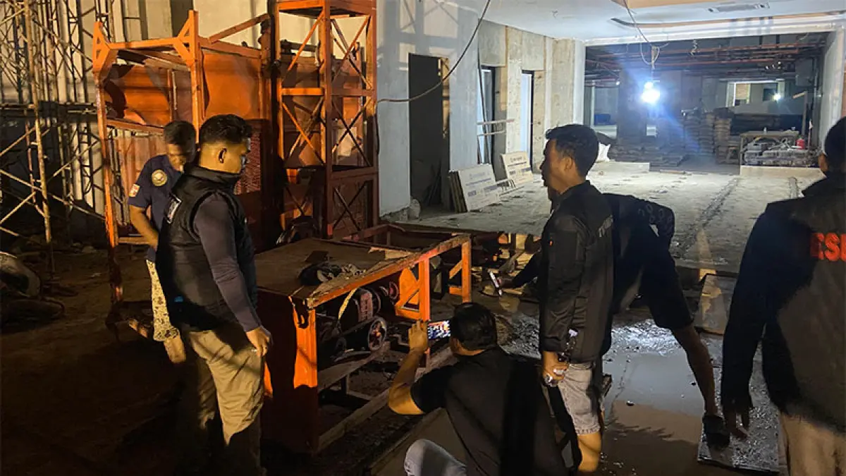 Polisi melakukan penyelidikan di proyek pembangunan Rumah Sakit Santa Maria Jalan Ahmad Yani, Kecamatan Sukajadi Kota Pekanbaru, Selasa (7/4/2026). (Polsek Sukajadi)
