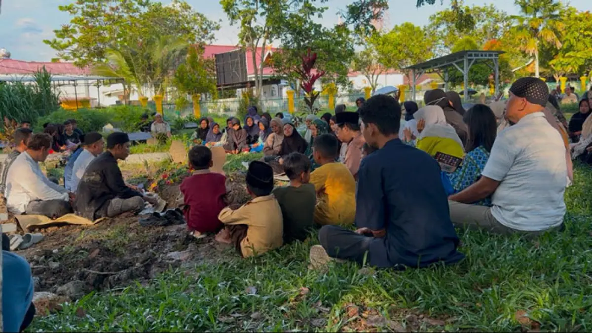 Prosesi pemakaman Muhammad Aqil Arizal SMP Sains dan Tahfizh Islamic Centre Siak, di Pemakaman Suak Santai, Kelurahan Kampung Dalam, Kecamatan Siak, Rabu (8/4/2026). (Istimewa)
