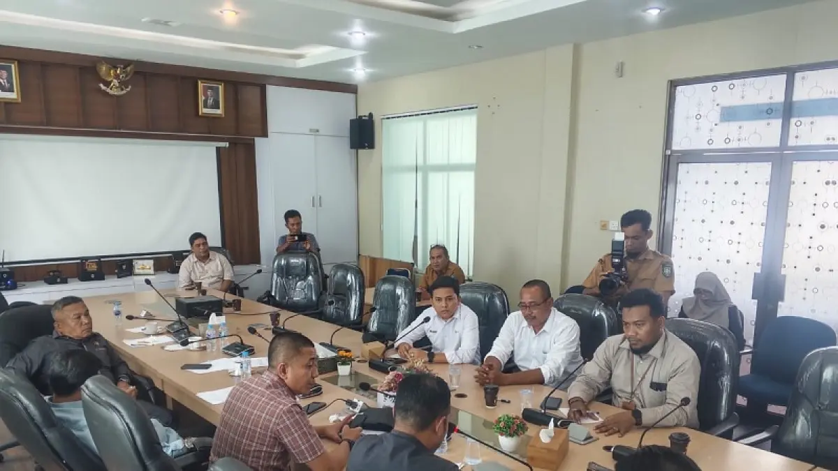 Rapat Lintas Komisi DPRD Bengkalis bersama PLN ULP Bengkalis terkait pemadaman listrik yang berdampak pada aktivitas masyarakat, di Ruang Rapat Komisi I DPRD Bengkalis, Senin (6/4/2025) sore.(Abu Kkasim/Riaupos.co)