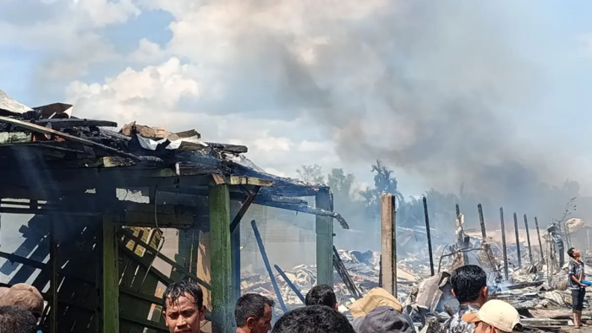 Sebanyak 80 rumah milik warga di pasar Bom Pulau Kijang, Kecamatan Reteh, Kabupaten Inhil habis terbakar, Rabu (8/4/2026). (Istimewa)