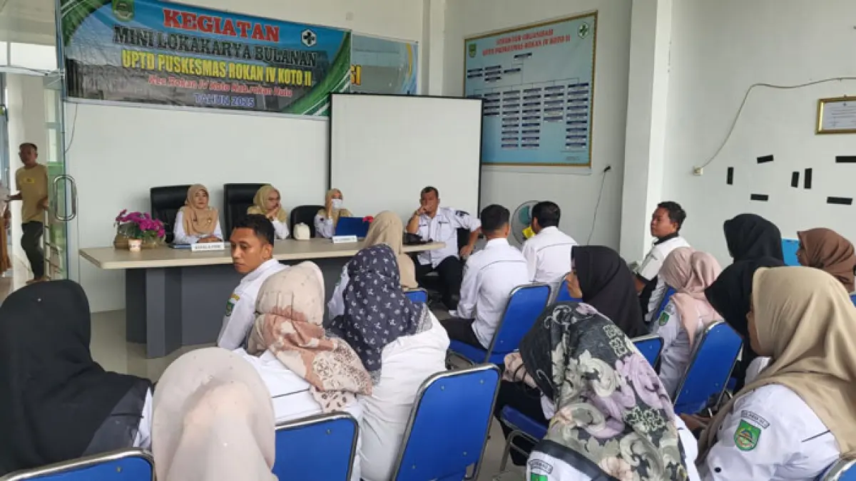 Sekretaris Dinkes Rohul drg Leni Sumbari (kiri depan) bersama para Kabid dan kasubag Kepegawaian melakukan supervisi usai sidak yang dilakukan Bupati Rohul di Puskesmas Rokan IV Koto II, baru-baru ini. (Dinkes Rohul untuk Riaupos.co)