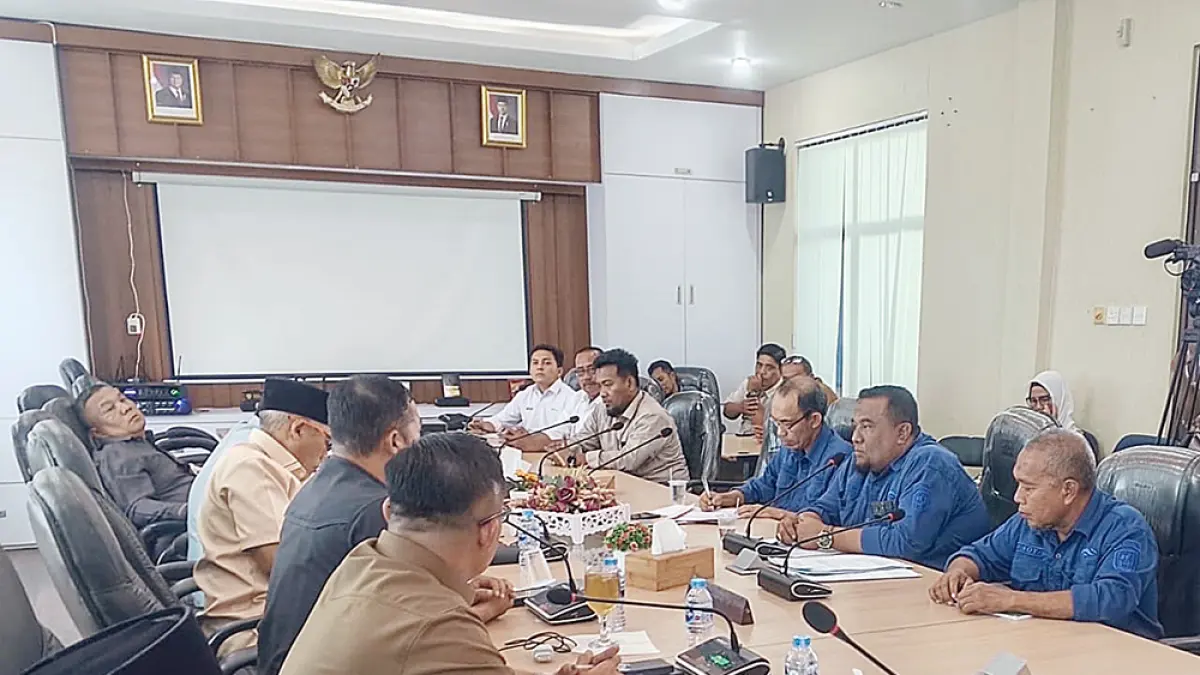 Suasana rapat lintas komisi DPRD Bengkalis bersama Direktur PDAM Tirta Terubuk Abel Iqbal di Bengkalis, Senin (6/4/2026) sore. Rapat  mendesak Direktur PDAM Tirta Terubuk mundur dari jabatannya. (ABU KASIM/RIAUPOS)